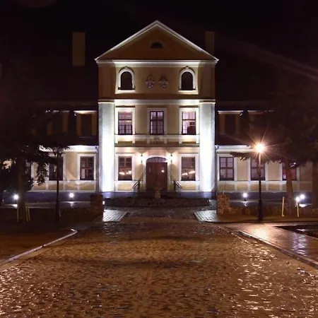 Palac W Rymaniu Отель